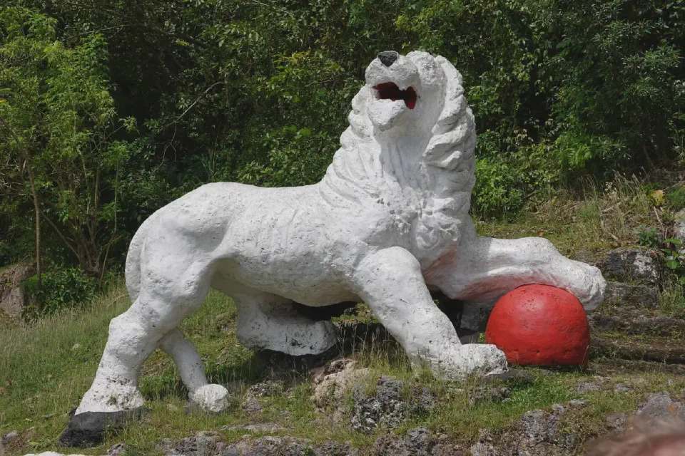 The famous lion statue at the former military post Gun Hill.