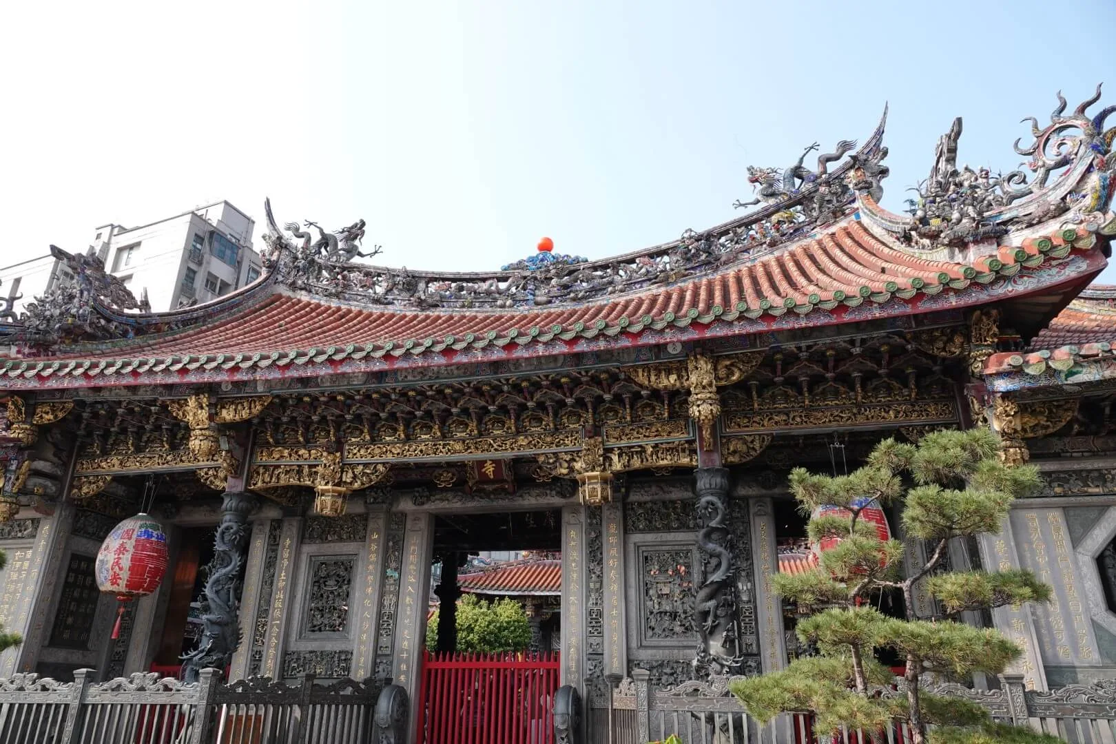 A view of the entrance gate of the Longshan Temple.