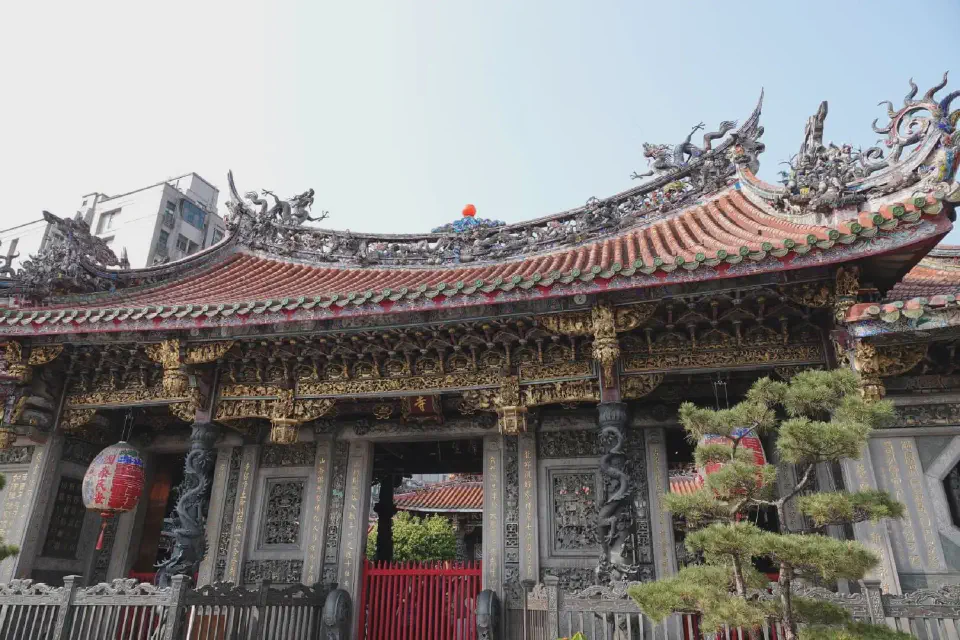 A view of the entrance gate of the Longshan Temple.