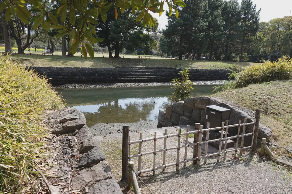 The tidal pond in the Hamarikyū Gardens.