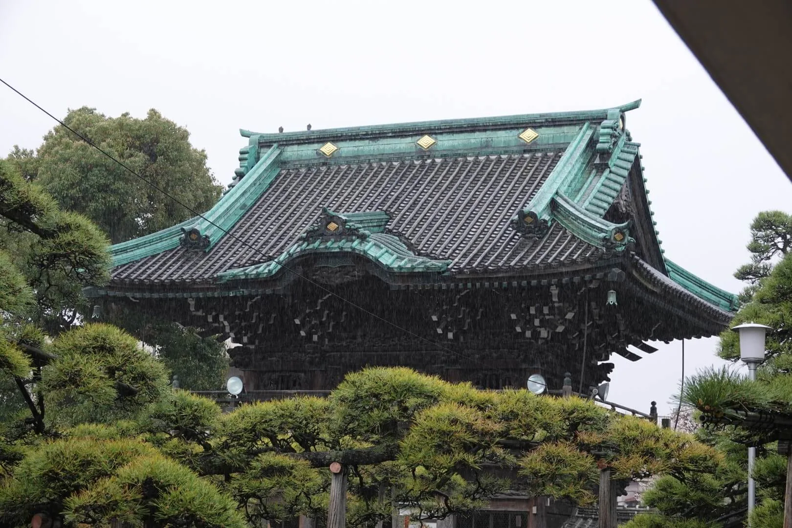 The roof above the entrance of the Shibamata Taishakuten Temple.