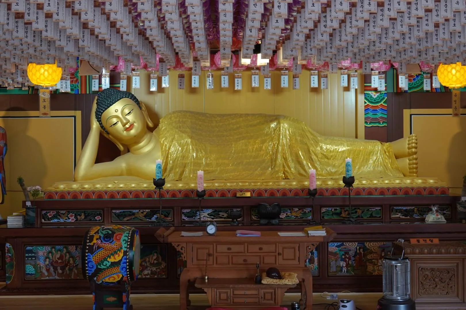 A view of the large golden Buddha statue.