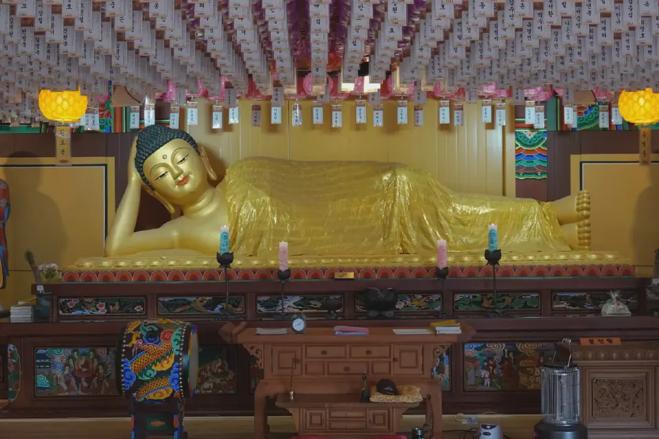 A view of the large golden Buddha statue.