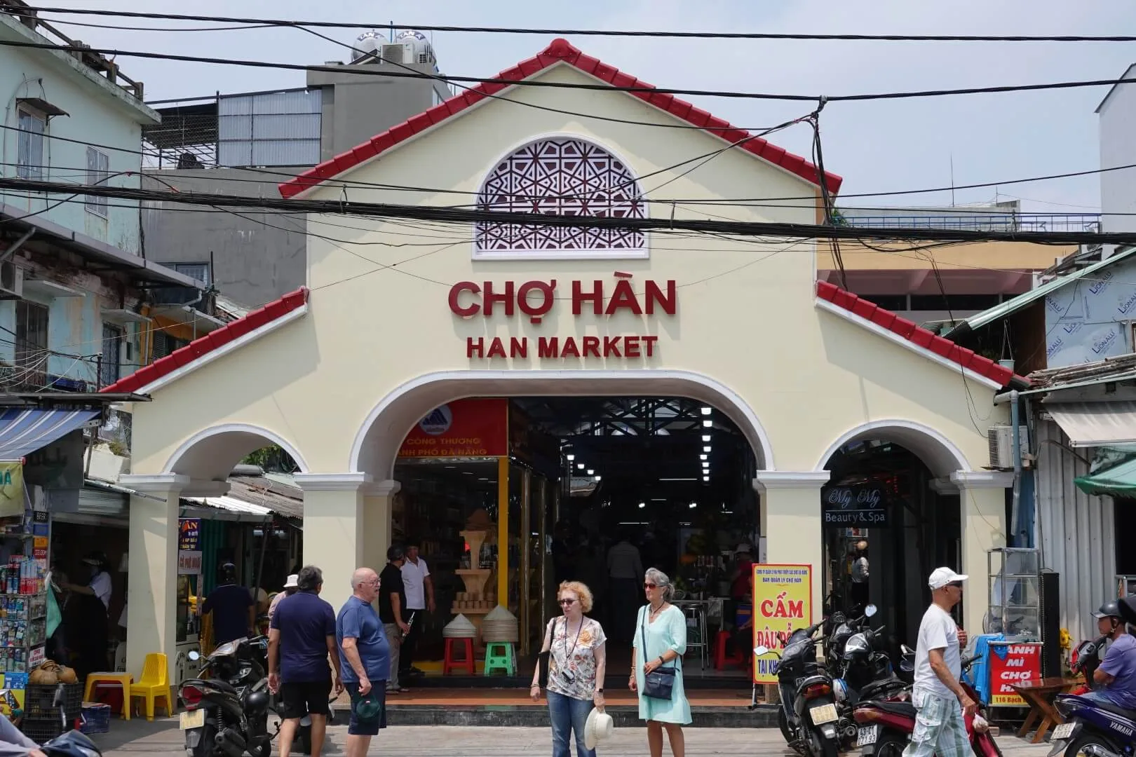 The entrance to the Son Tra shopping center.