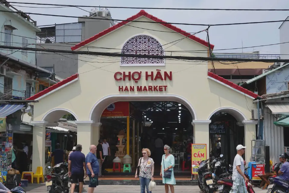 The entrance to the Son Tra shopping center.