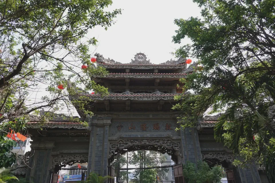 The entrance gate to the Long Son Pagoda.