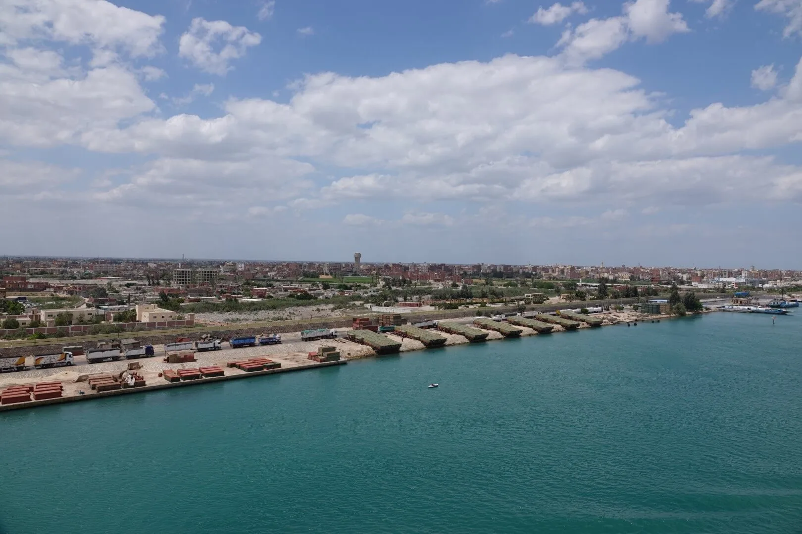 Towns and desert landscapes appeared alternately on both sides of the canal.