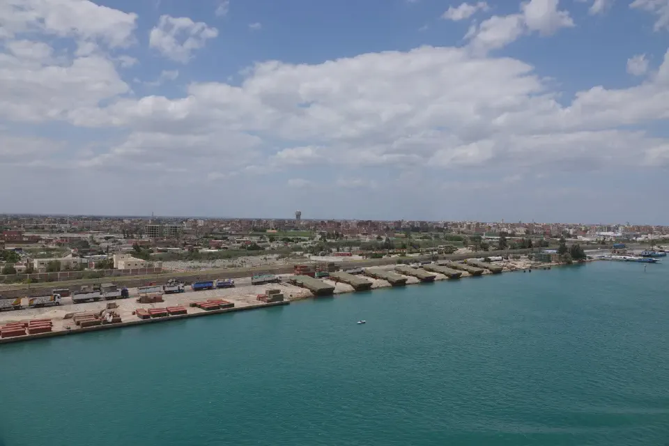 Towns and desert landscapes appeared alternately on both sides of the canal.