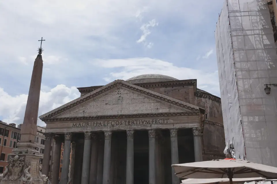 A view of the famous Pantheon.