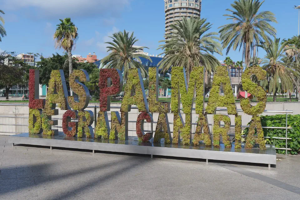 A colorful welcome to the city: the floral sign of Las Palmas de Gran Canaria.