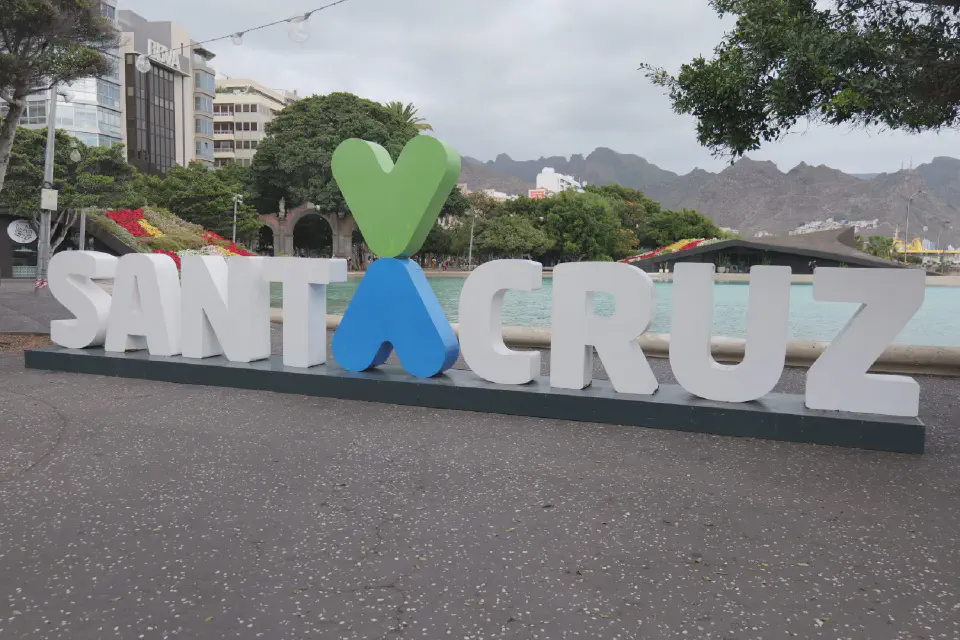 Welcome sign at Plaza de España in Santa Cruz de Tenerife - a popular photo spot with the backdrop of the mountains and the artificial lake.