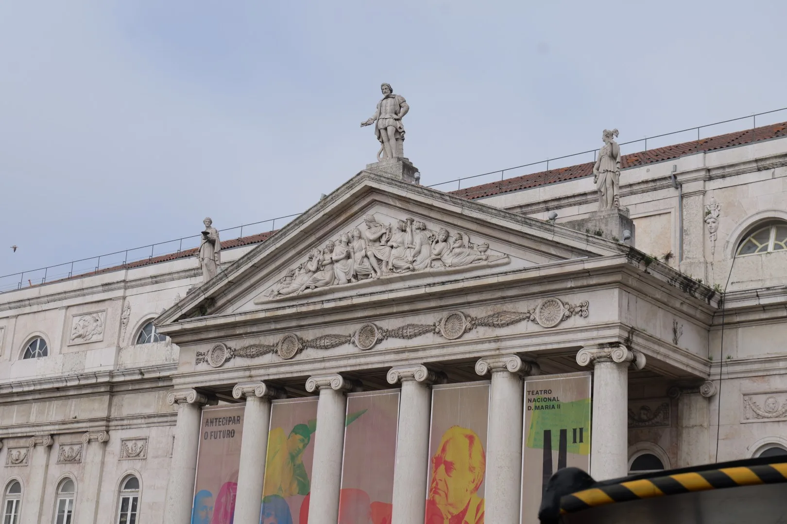 Plaza de Sevilla with the Customs House and the hop-on hop-off bus - a great starting point for exploring Cádiz.
