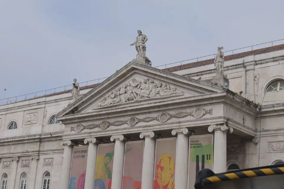 Plaza de Sevilla with the Customs House and the hop-on hop-off bus - a great starting point for exploring Cádiz.